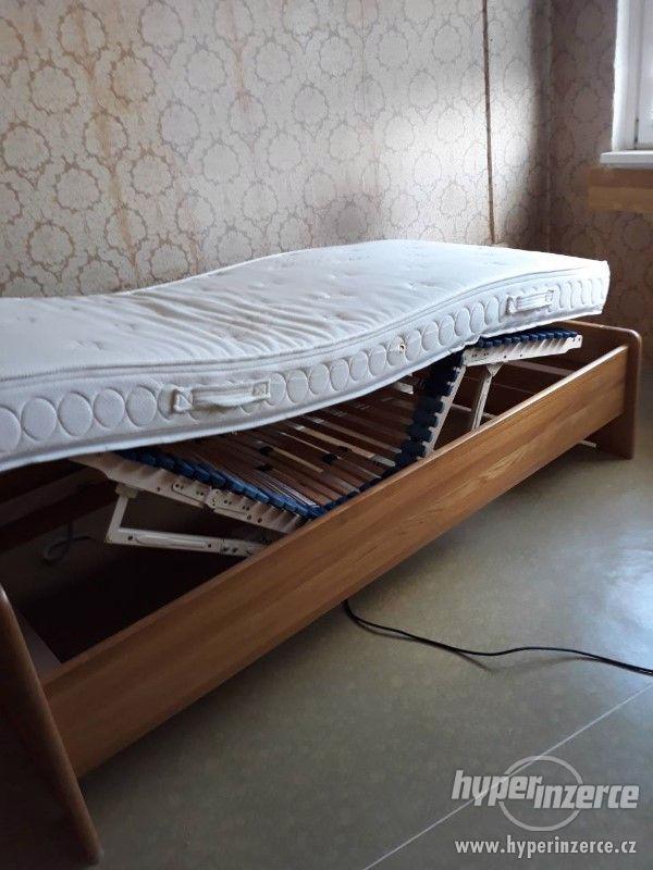 Prodej postel masív 200x90, el.ovl.rošt+ tvrd.zdrav.matrace - foto 2