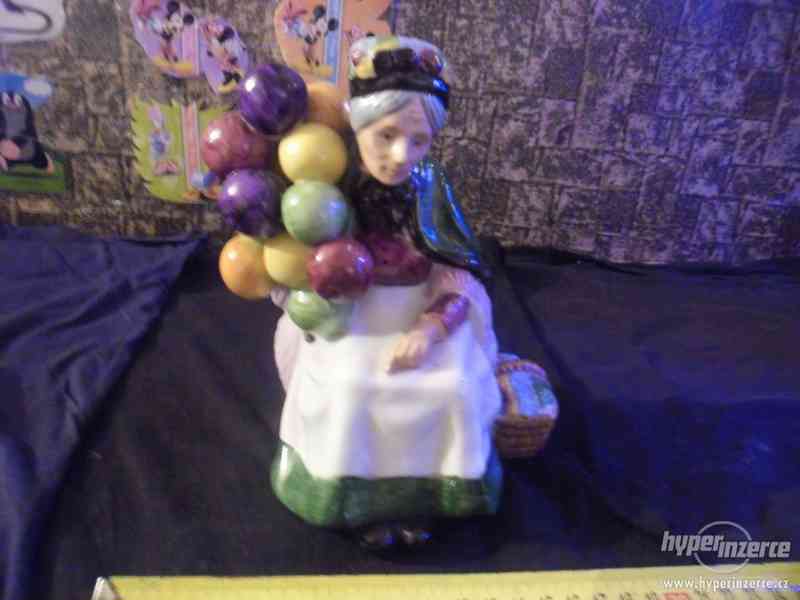 Soška babičky s balónky-značka - foto 1