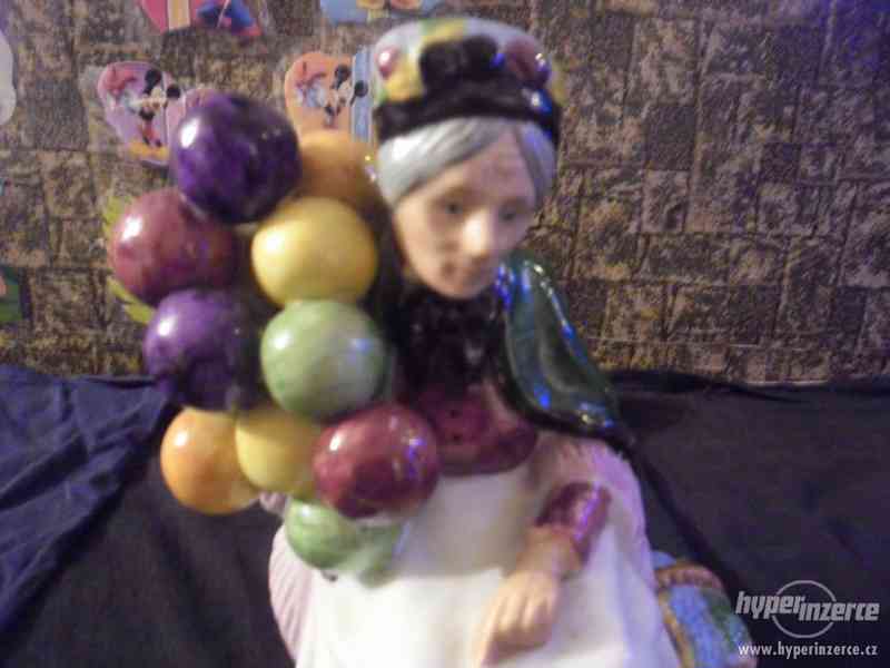 Soška babičky s balónky-značka - foto 2