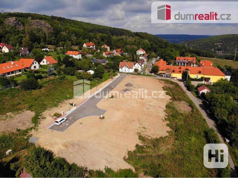 Prodej zasíťovaného stavebního pozemku s vydaným stavebním povolením na nízkoenergetický dům, 1142 m2, Černolice - foto 4