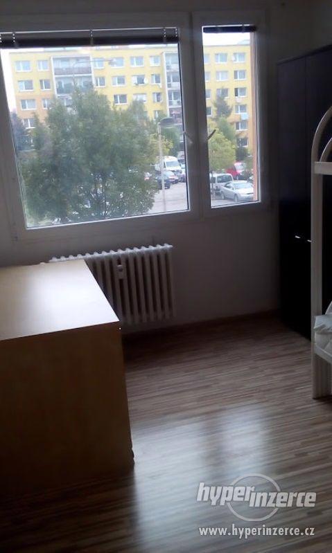 Kladno-Spolubydlení pro studentku - neprůchozí pokoj - foto 7