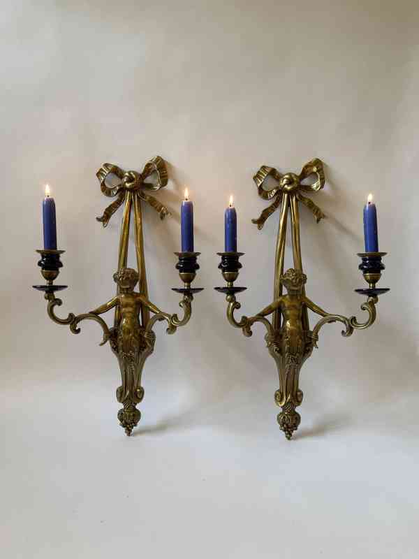Mosazné figurální párové nástěnné svícny
