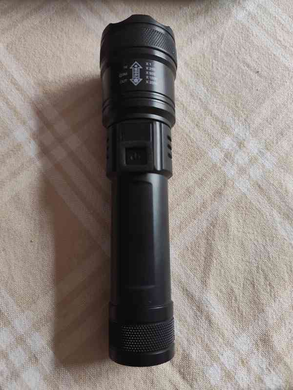 Výkonná LED taktická svítilna - foto 2