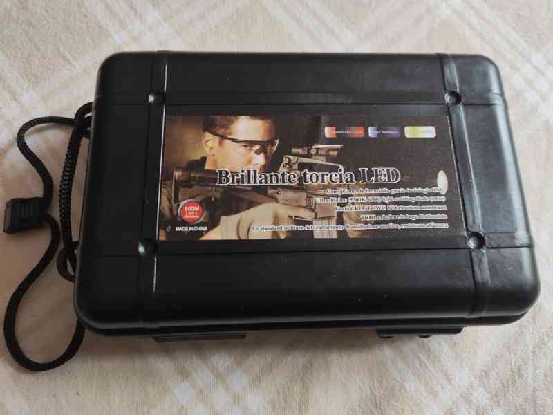 Výkonná LED taktická svítilna - foto 3