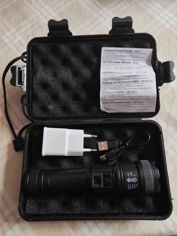 Výkonná LED taktická svítilna - foto 4