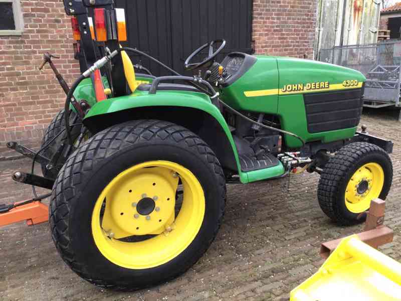 TRAKTOR John Deere 4300 4x4 32PK - foto 6