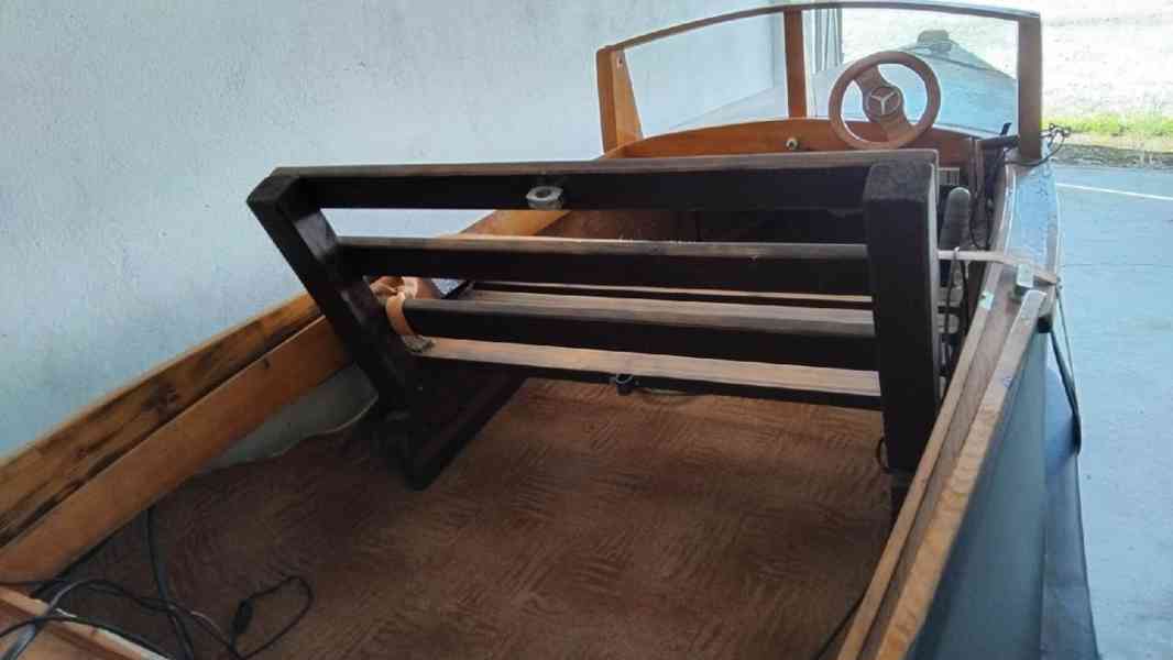 Dřevěná motorová loď  - foto 6
