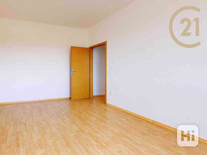 Prostorný byt 2+1, 71 m2, s velkým arkýřem v obývacím pokoji - Praha, Hostivař - foto 15