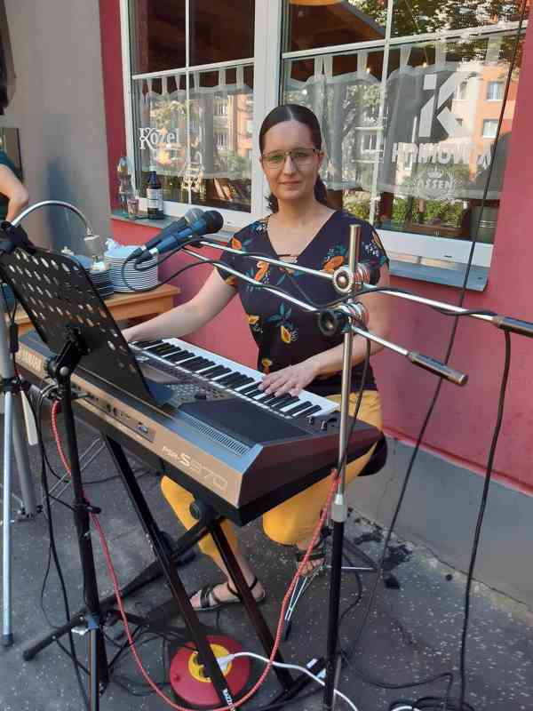 Živá hudba - klávesy, zpěv - Nikola Hamplová - foto 2