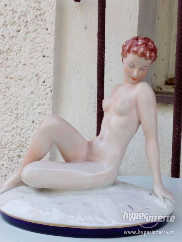 Porcelánová soška ženy - foto 1