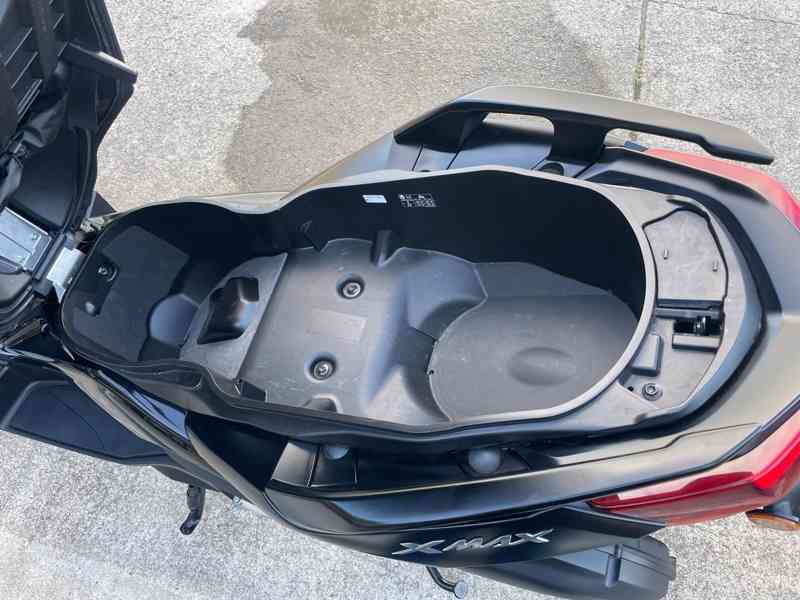 Yamaha X-Max 125 Tech Max, rok výroby 2024, v černé barvě - foto 3