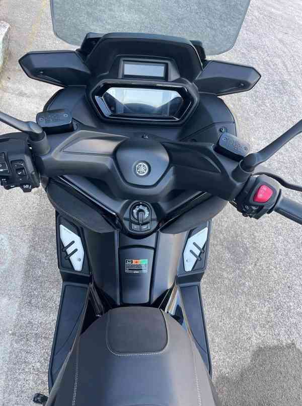Yamaha X-Max 125 Tech Max, rok výroby 2024, v černé barvě - foto 2