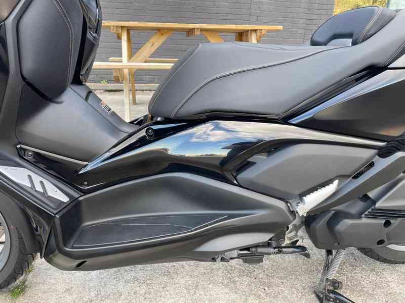Yamaha X-Max 125 Tech Max, rok výroby 2024, v černé barvě - foto 4