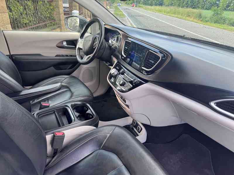Chrysler Pacifica 3,6 RU Touring L 8 míst 2017  - foto 12