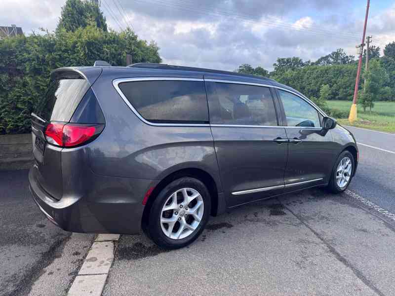 Chrysler Pacifica 3,6 RU Touring L 8 míst 2017  - foto 4