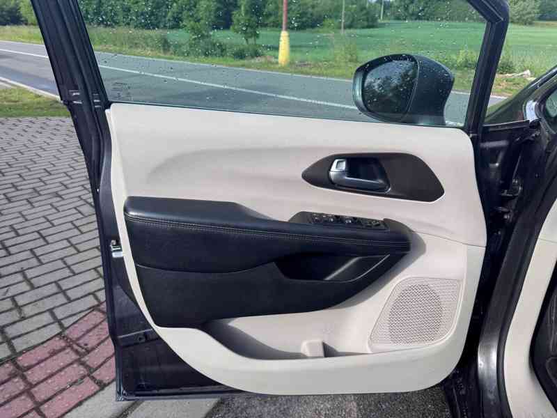 Chrysler Pacifica 3,6 RU Touring L 8 míst 2017  - foto 15