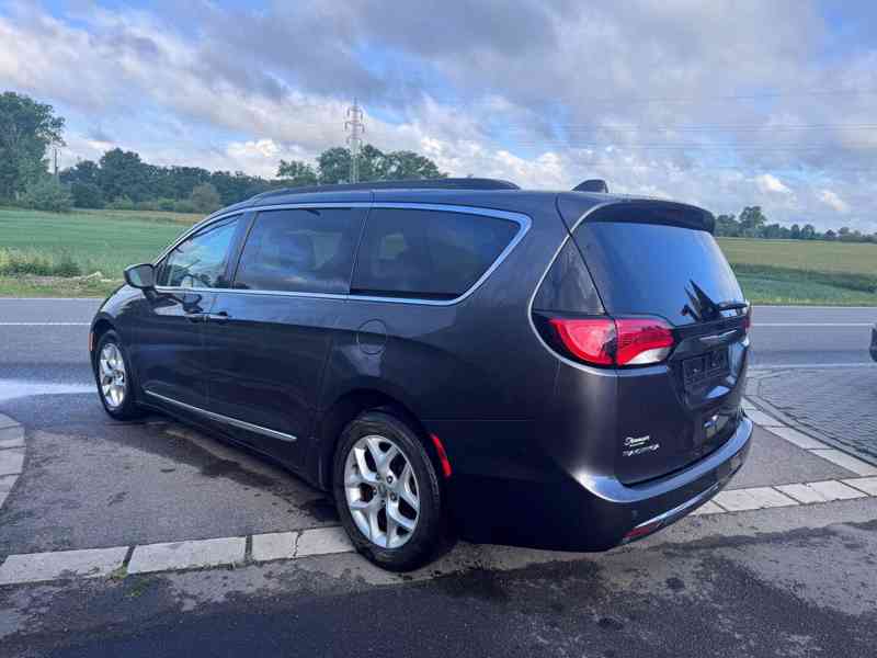 Chrysler Pacifica 3,6 RU Touring L 8 míst 2017  - foto 3