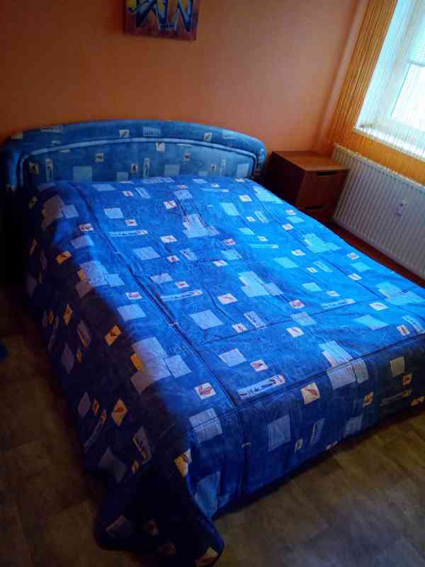 Manželská postel  s přehozem  - foto 1