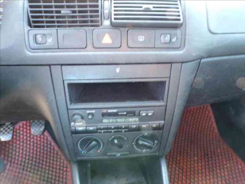 Volkswagen Golf 1,6 16V-HNED ODJÍŽDÍTE - foto 7