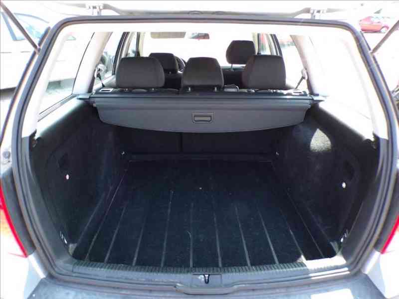 Volkswagen Golf 1,6 16V-HNED ODJÍŽDÍTE - foto 12