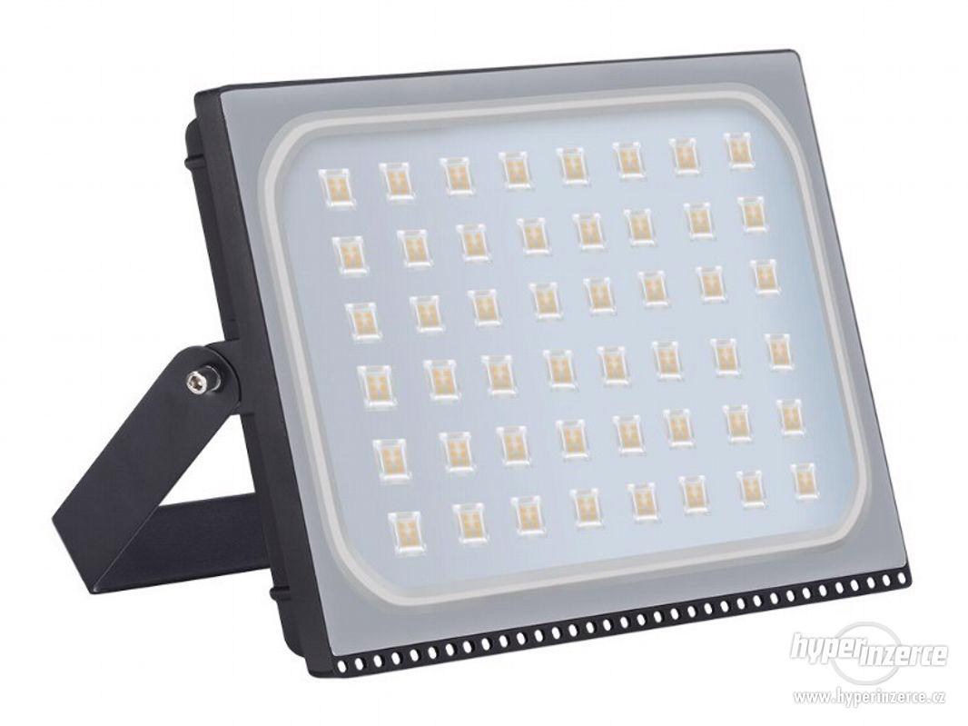 Venkovní LED reflektor (lampa,světlo,halogen) - foto 1