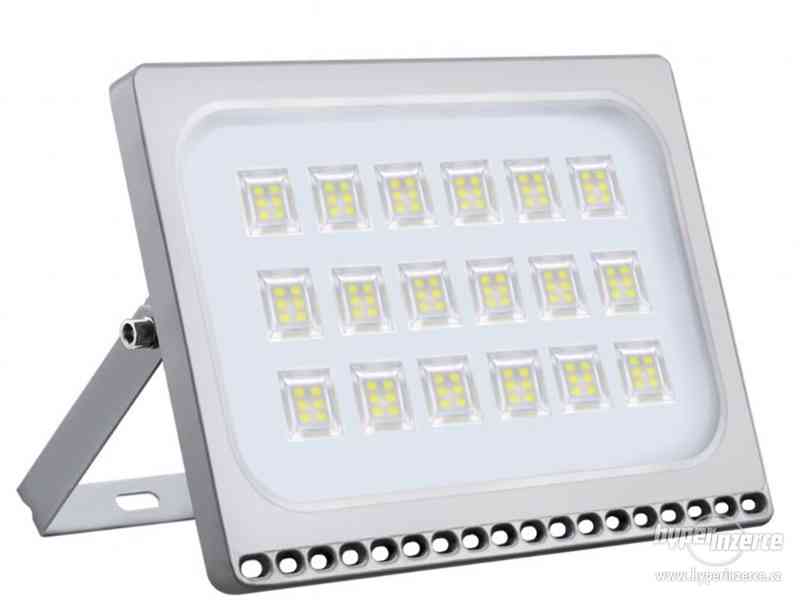 Venkovní LED reflektor (lampa,světlo,halogen) - foto 2