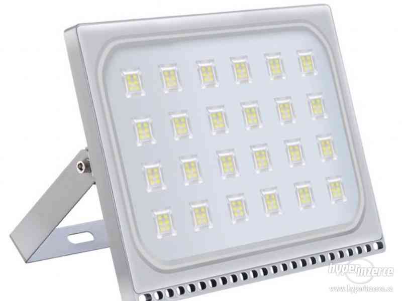 Venkovní LED reflektor (lampa,světlo,halogen) - foto 9