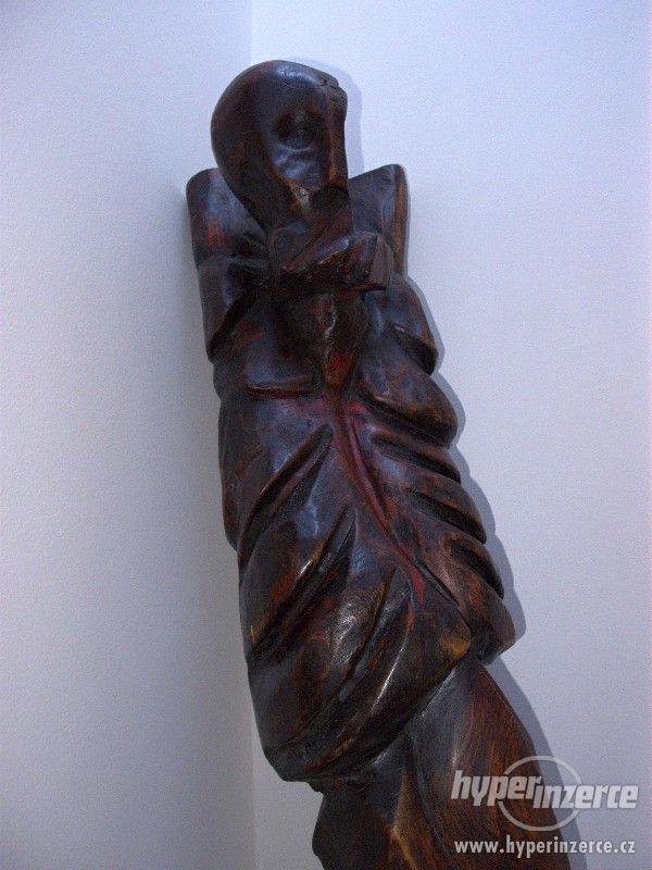 Prodej ručně vyřezávané sochy Krista od Augustina Čecha. - foto 2