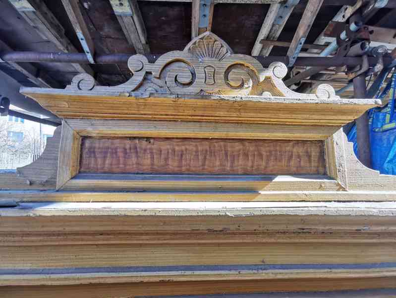 Stará dřevěná skříň  - foto 3