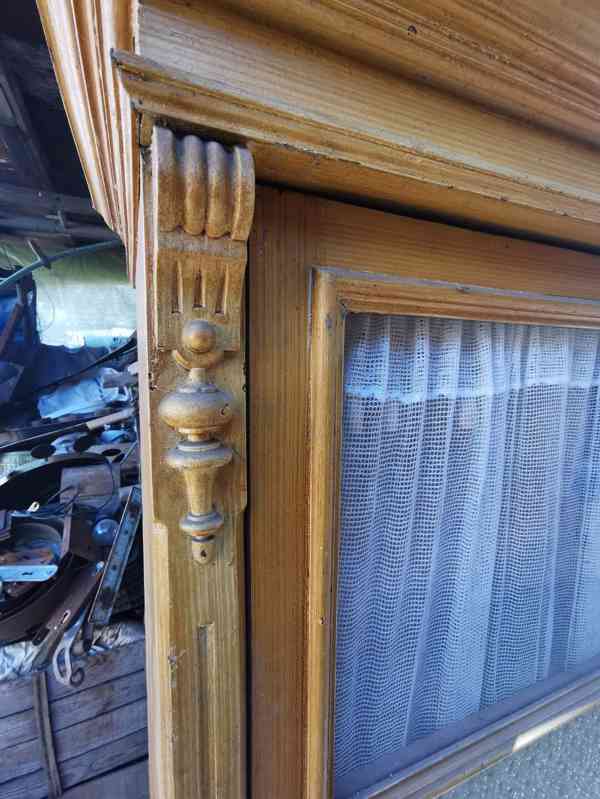 Stará dřevěná skříň  - foto 4