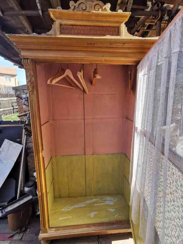 Stará dřevěná skříň  - foto 9