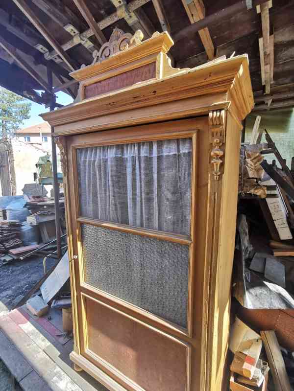 Stará dřevěná skříň  - foto 2