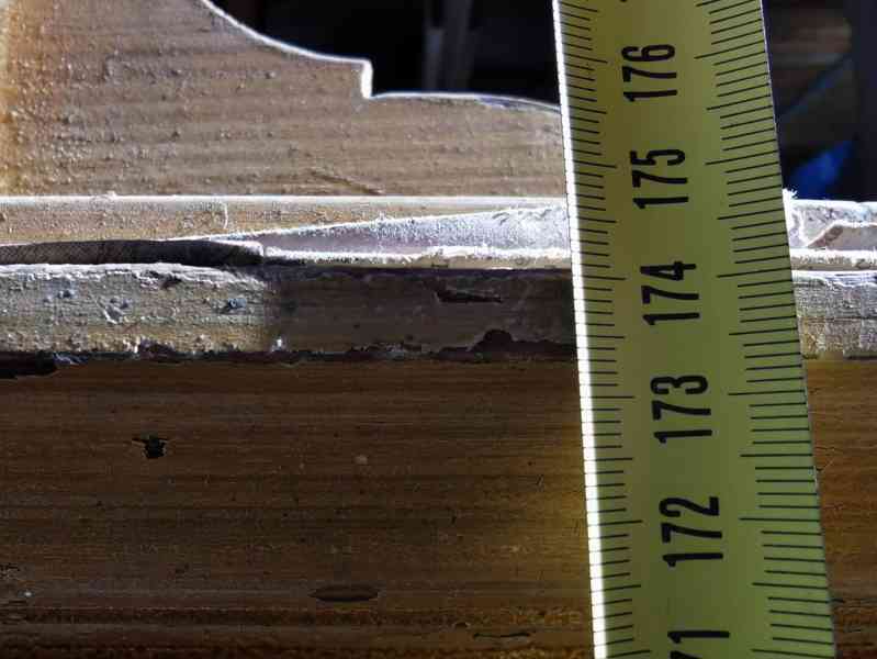 Stará dřevěná skříň  - foto 7