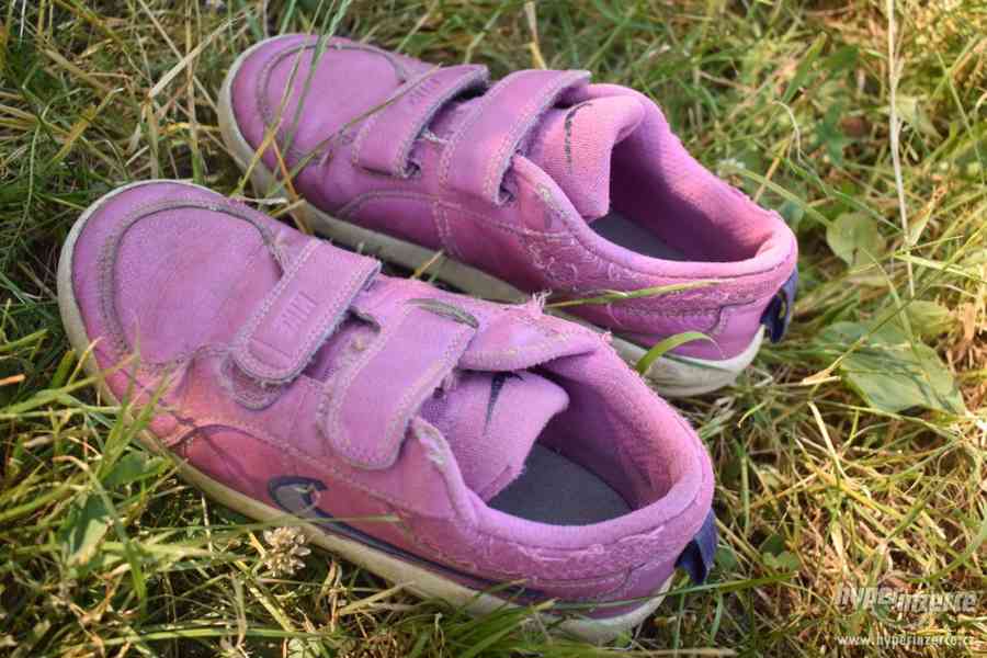 Růžovobílé botasky. Nike. 2 suché zipy. Vel. US 1,5Y, UK 1. - foto 1