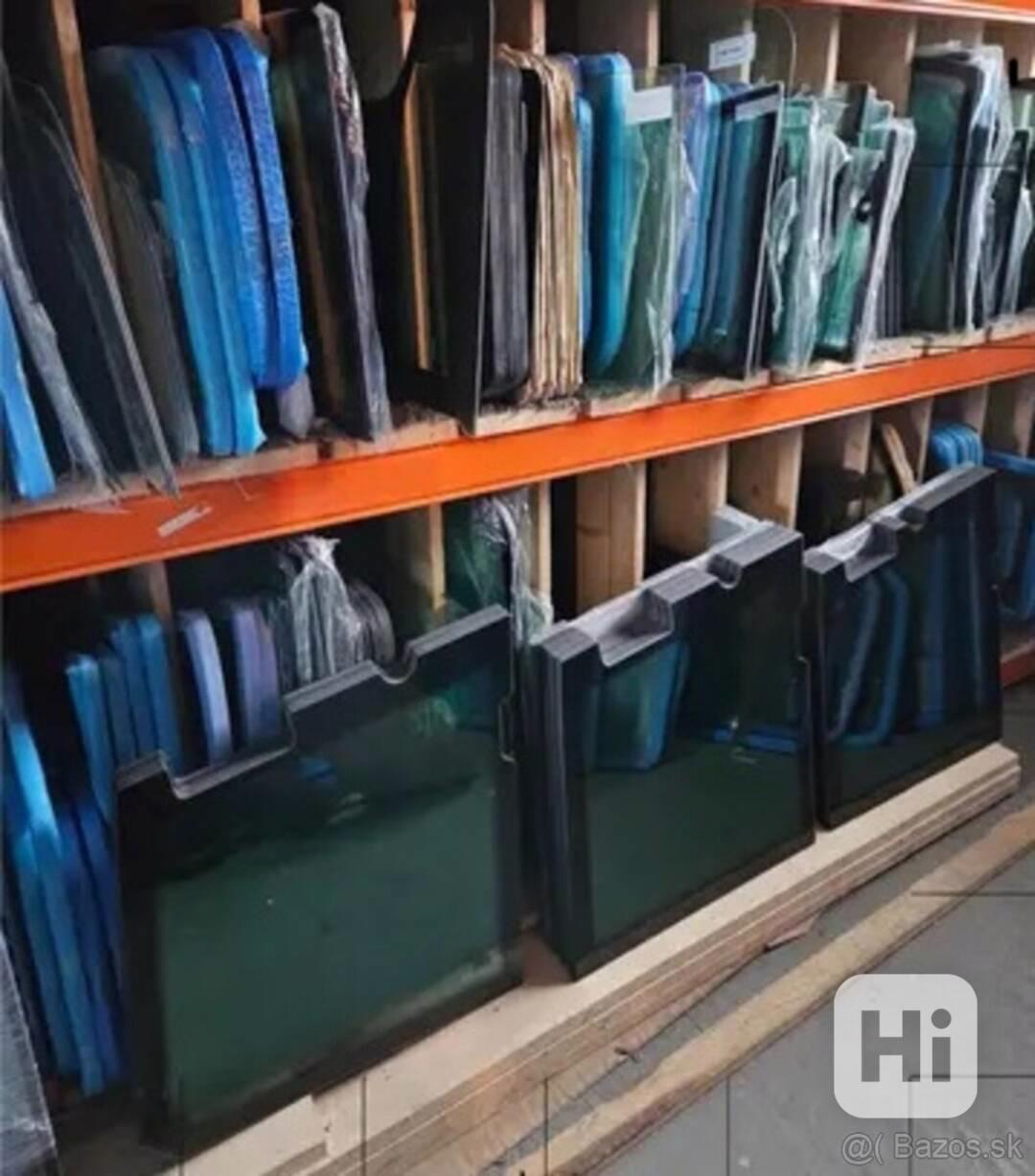 sklo okno na stavebné stroje rôznych značiek Dobrý deň predá - foto 1