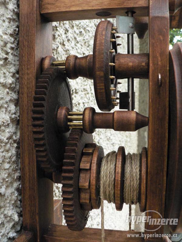 Dřevěné hodiny s lihýřovým regulátorem - foto 3