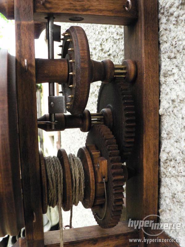 Dřevěné hodiny s lihýřovým regulátorem - foto 4