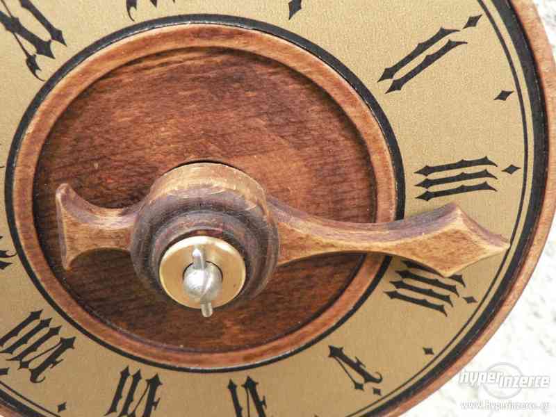 Dřevěné hodiny s lihýřovým regulátorem - foto 7