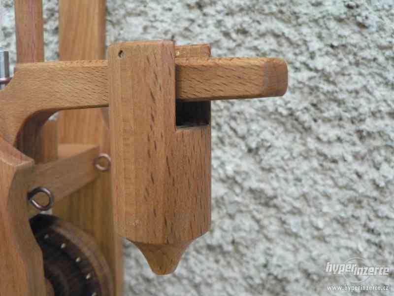 Dřevěné hodiny s lihýřovým regulátorem - foto 9