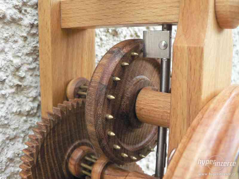 Dřevěné hodiny s lihýřovým regulátorem - foto 10