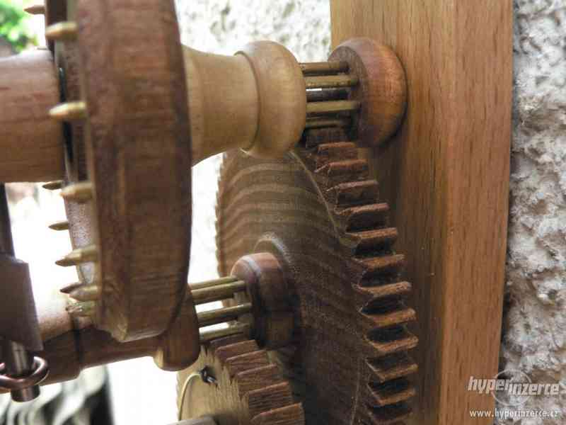 Dřevěné hodiny s lihýřovým regulátorem - foto 11