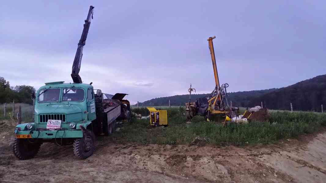 Lehká vrtná souprava do skály, jílů, písků a štěrků. - foto 2