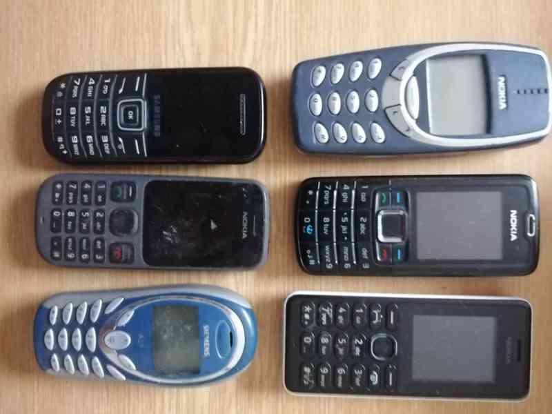 Staré mobilní telefony  - foto 1