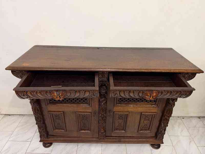 Starožitná neorenesanční skříň  - foto 11