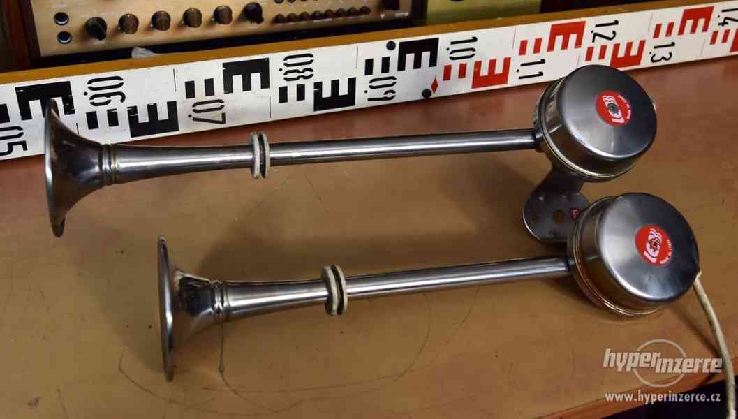 Stará kovová houkačka klakson dvojitá trumpeta Itálie - foto 1