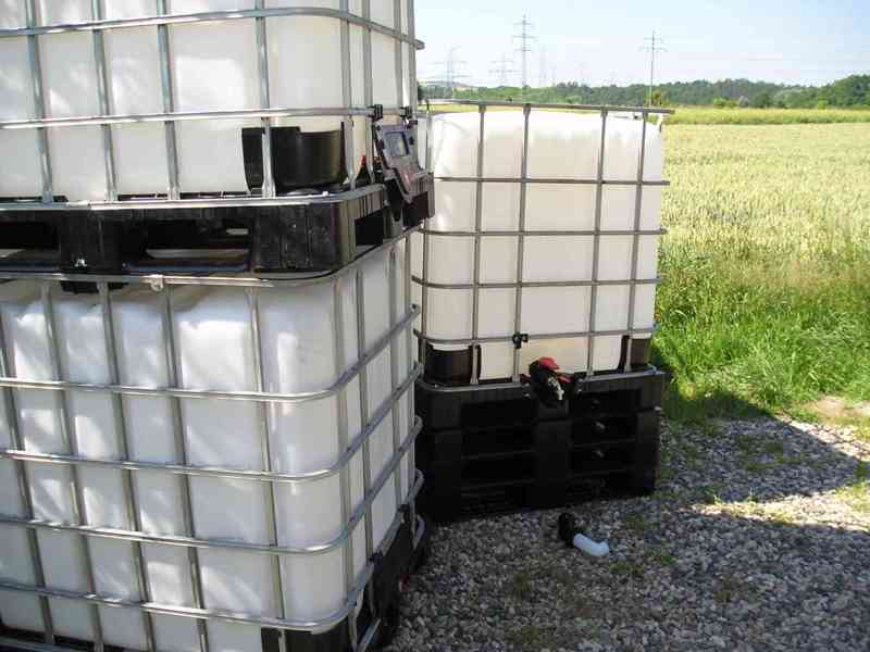 IBC kontejner,nádrž na vodu 1000 litrů,též na pitnou - foto 1