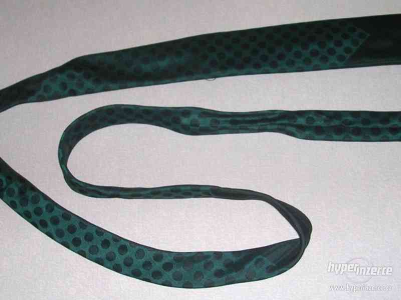 zelená kravata s puntíky - foto 1
