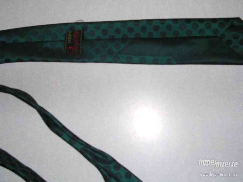zelená kravata s puntíky - foto 2