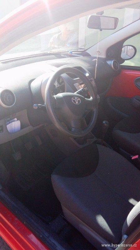 Prodám osobní automobil Toyota Aygo - foto 7