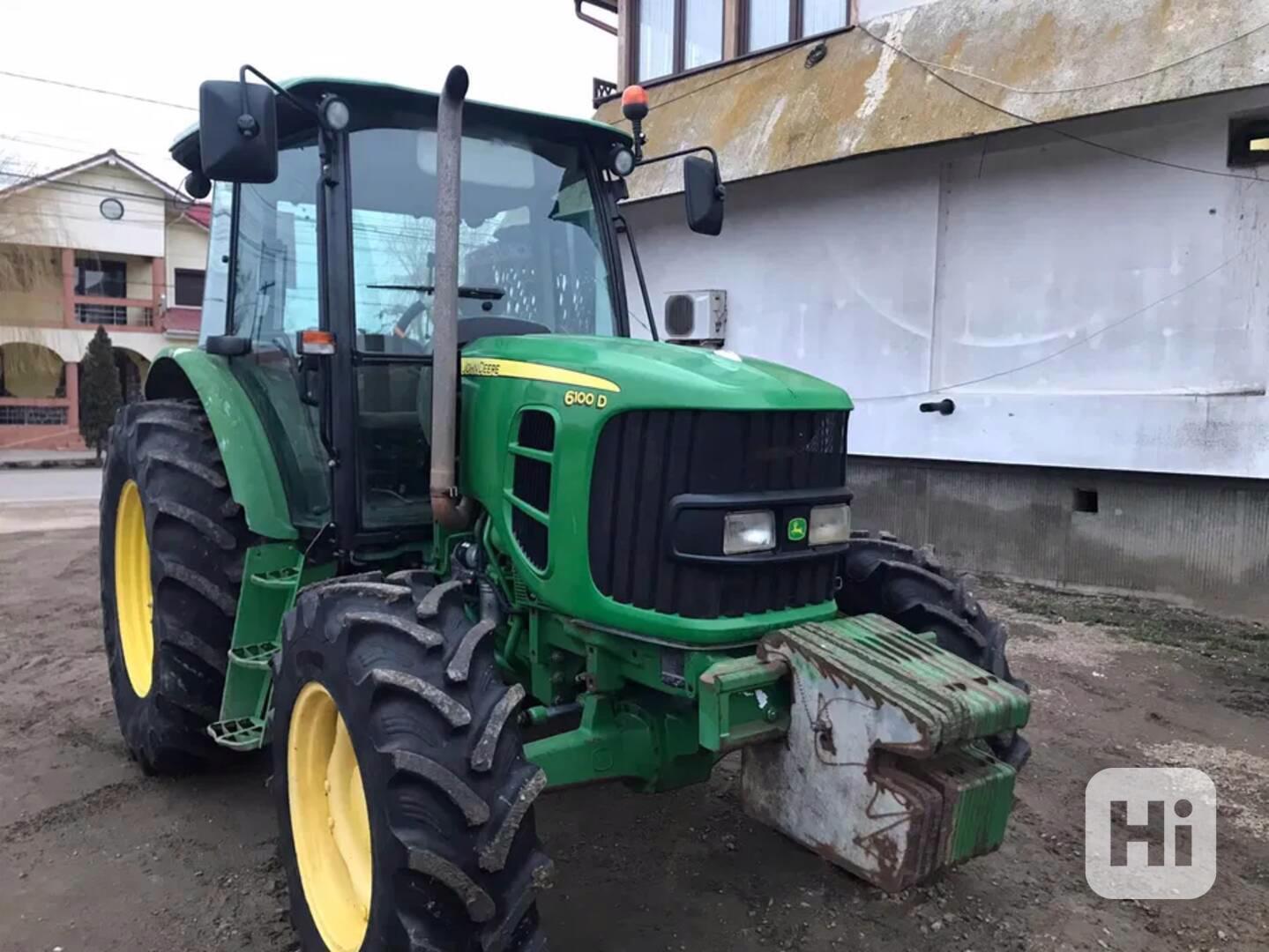 Traktor John Deere 6100D - foto 1